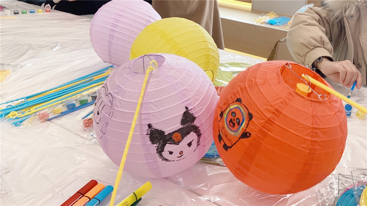 Make Sweet Dumplings, Painting Lanterns, and Having Fun Together (4)