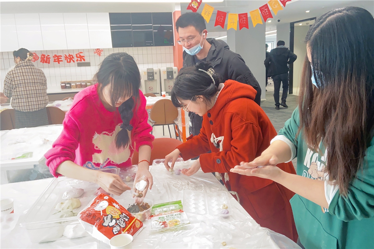 Make Sweet Dumplings, Painting Lanterns, and Having Fun Together (10)