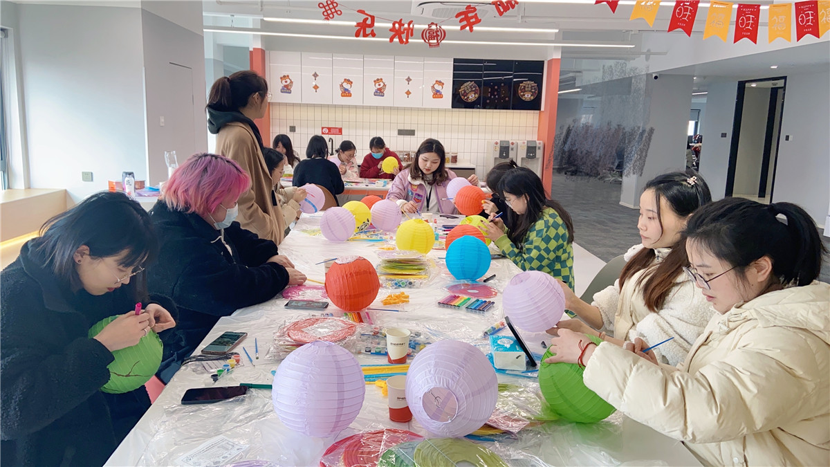 Make Sweet Dumplings, Painting Lanterns, and Having Fun Together (2)