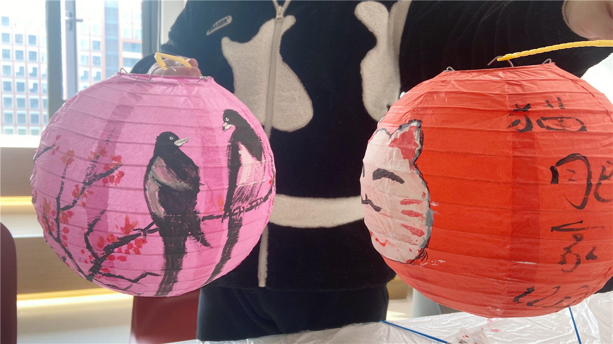 Make Sweet Dumplings, Painting Lanterns, and Having Fun Together (5)